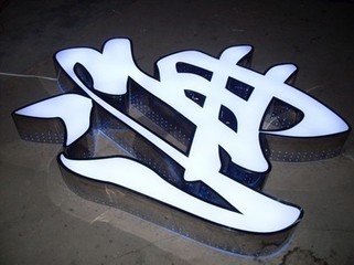 如何才能保持户外广告喷绘画面色彩不变色？